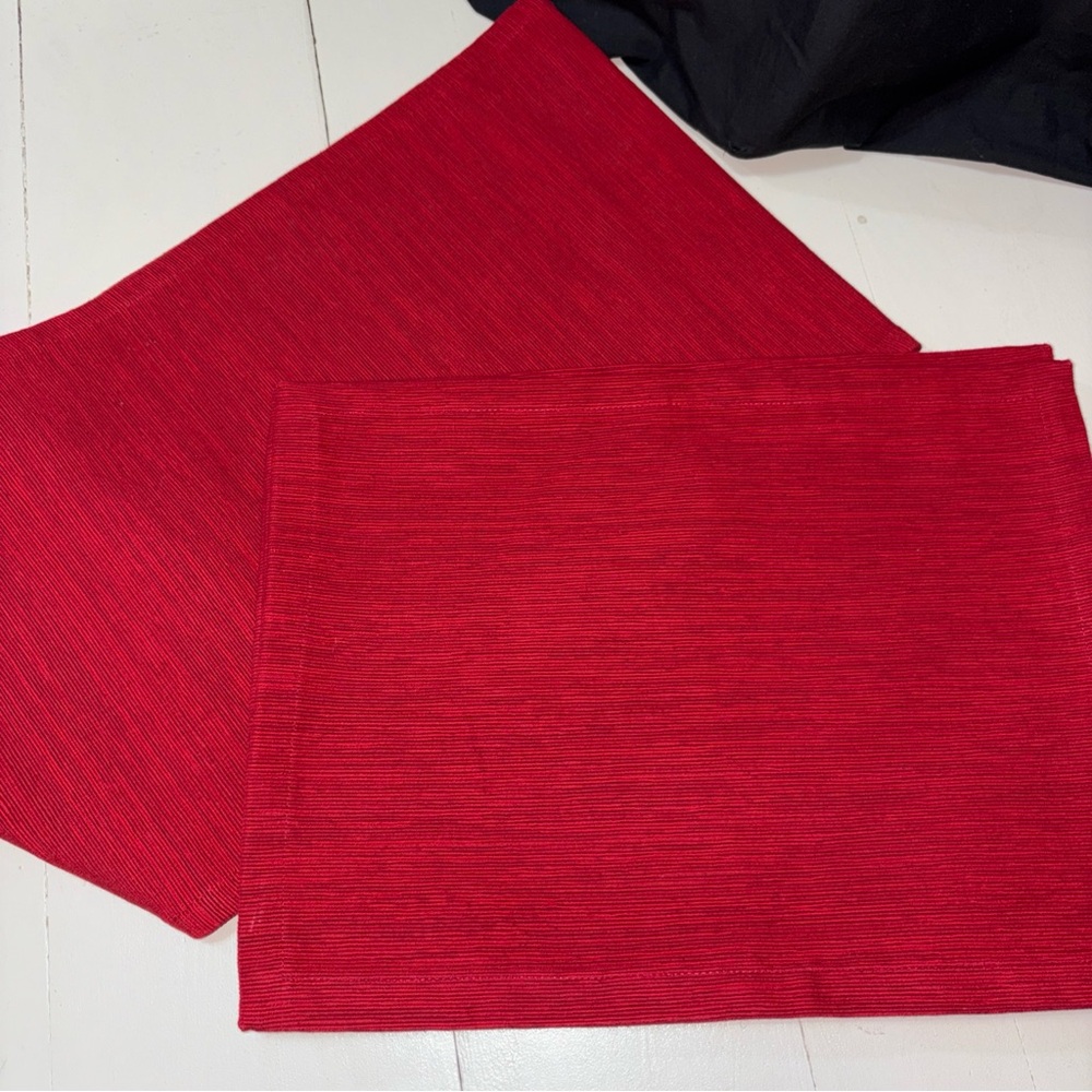 Crate&Barrel Aspen Rich Red Table Runner and 4-Placemats Set